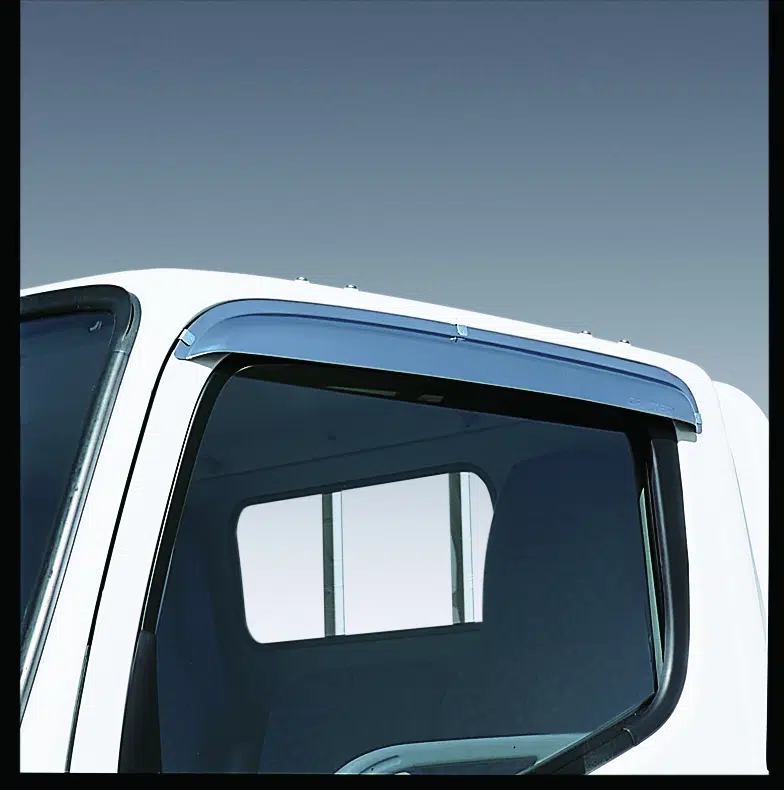 Der FUSO Windabweiser ermöglicht zugfreies Fahren selbst bei offenem Fenster.