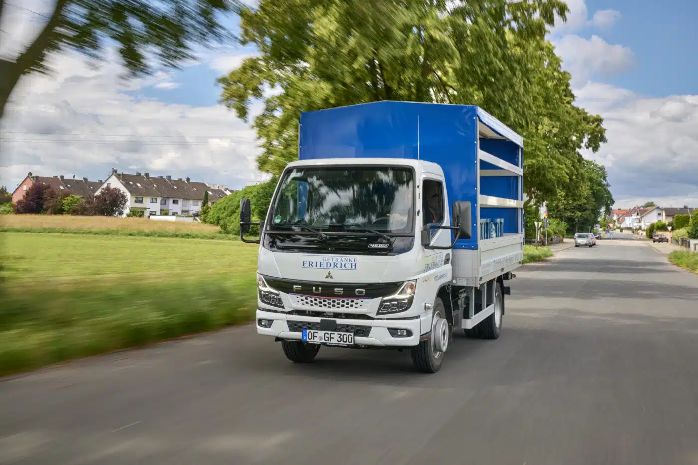 Seine Heimlieferungen für Privatkunden fährt Getränke Friedrich aus dem hessischen Seligenstadt seit einem Jahr mit einem FUSO Next Generation eCanter rein elektrisch aus – Zeit für eine Zwischenbilanz.