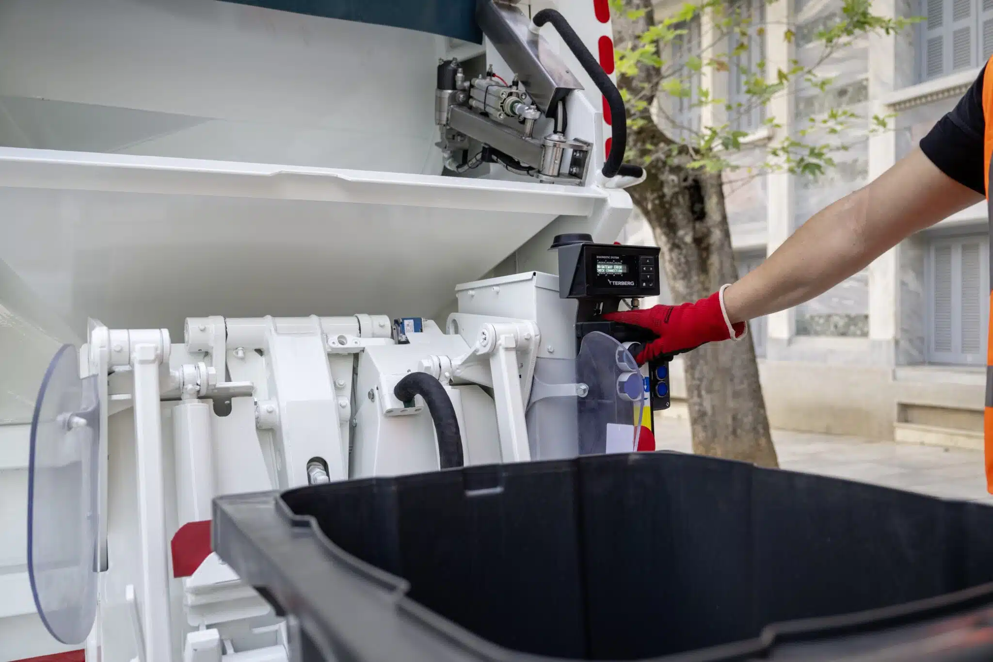 FUSO eCanter räumt auf: 89 batterieelektrische Lkw sammeln Abfall in Athen und ThessalonikiFUSO eCanter cleans up: 89 battery-electric trucks collect waste in Athens and Thessaloniki